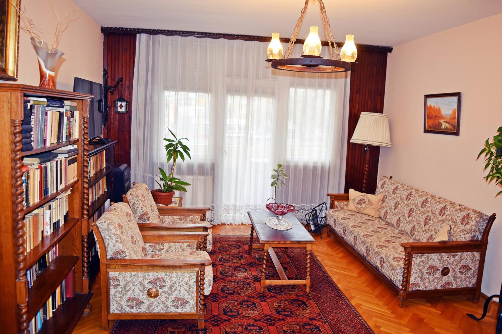 Belvarosi Classic Apartman 85 Square Meters Szombathely Exterior photo